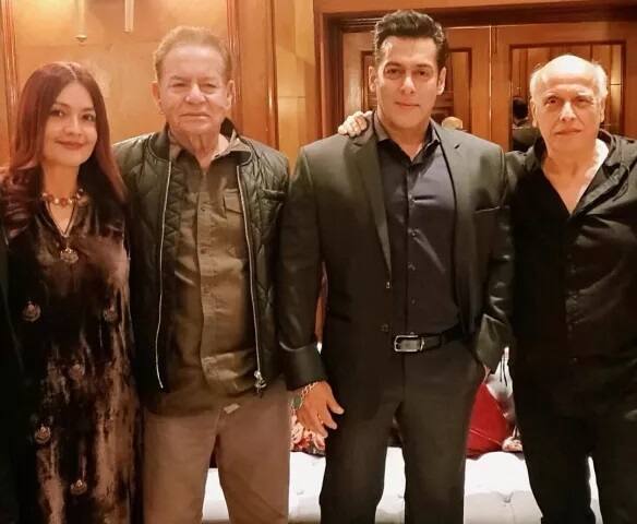 ਸਲਮਾਨ ਖ਼ਾਨ ਵੀ ਆਪਣੇ ਪਿਤਾ ਸਲੀਮ ਖ਼ਾਨ ਨਾਲ ਵਿਆਹ ਵਿੱਚ ਸ਼ਿਰਕਤ ਕਰਨ ਲਈ ਪੁੱਜੇ। ਇਸ ਤਸਵੀਰ ਵਿੱਚ ਪੂਜਾ ਭੱਟ ਤੇ ਉਸ ਦੇ ਪਿਤਾ ਮਹੇਸ਼ ਭੱਟ ਵੀ ਨਜ਼ਰ ਆ ਰਹੇ ਹਨ।