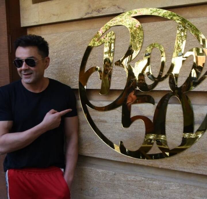 ਸਲਮਾਨ ਖ਼ਾਨ ਦੀ ਫ਼ਿਲਮ ‘ਰੇਸ-3’ ਨਾਲ ਸੁਰਖੀਆਂ ਬਟੋਰਨ ਵਾਲੇ ਬੌਬੀ ਦਿਓਲ ਨੇ ਬੀਤੀ ਰਾਤ ਆਪਣੇ ਜਨਮ ਦਿਨ ਦੀ ਸ਼ਾਨਦਾਰ ਪਾਰਟੀ ਕੀਤੀ। ਇਸ ’ਚ ਬਾਲੀਵੁੱਡ ਦੇ ਸਾਰੇ ਸਿਤਾਰਿਆਂ ਨੇ ਸ਼ਿਰਕਤ ਕੀਤੀ।