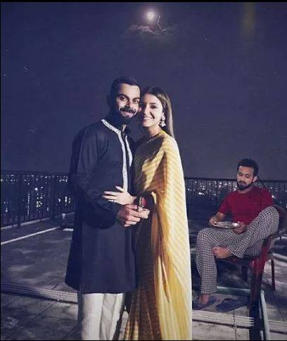 ਵਿਰਾਟ-ਅਨੁਸ਼ਕਾ ਦੇ ਕਰਵਾਚੌਥ ਦੀ ਫੋਟੋ ‘ਚ ਇਹ ਪਿੱਛੇ ਖਾਲੀ ਪਲੇਟ ਲੈ ਕੇ ਬੈਠਾ ਵੀ ਨਜ਼ਰ ਆ ਰਿਹਾ ਹੈ।