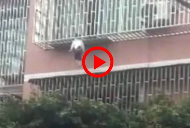 ਤੀਜੀ ਮੰਜ਼ਲ ਤੋਂ ਗਰਦਨ ਭਾਰ ਲਟਕੀ ਛੋਟੀ ਬੱਚੀ, ਵੀਡੀਓ ਵਾਇਰਲ girl trapped on balcony in china ਤੀਜੀ ਮੰਜ਼ਲ ਤੋਂ ਗਰਦਨ ਭਾਰ ਲਟਕੀ ਛੋਟੀ ਬੱਚੀ, ਵੀਡੀਓ ਵਾਇਰਲ