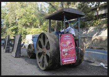 man go for his marriage on road roller ਲੋਕ ਚੜ੍ਹਦੇ ਘੋੜੀ ਪਰ ਕੁਝ ਵੱਖਰਾ ਕਰਨ ਦੇ ਇਛੁੱਕ ਨੌਜਵਾਨ ਨੇ ਲਿਆਂਦੀ ਰੋਡ ਰੋਲਰ 'ਤੇ ਬਰਾਤ