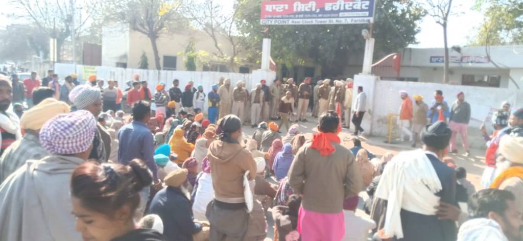 ਵਿਆਹੁਤਾ ਦੀ ਲਾਸ਼ ਲਾਲ ਕੱਪੜੇ 'ਚ ਲਪੇਟ ਕੇ ਥਾਣੇ ਬਾਹਰ ਰੱਖੀ