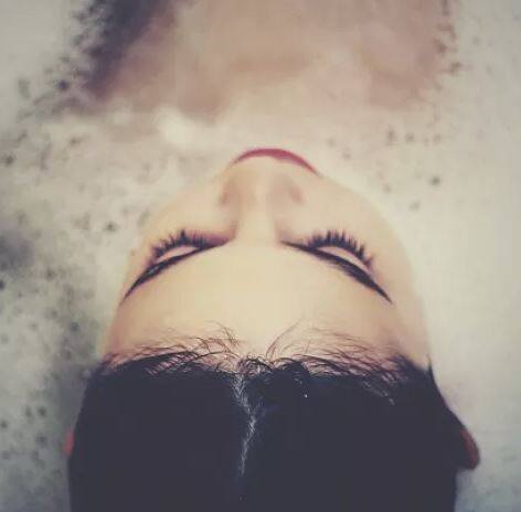 ਡਾ. ਸੋਫੀਆ ਦੱਸਦੀ ਹੈ ਕਿ ਅਜਿਹੇ ਮਰੀਜ਼ ਨੂੰ ਜਗਾਏ ਰੱਖਣ ਲਈ ਉਤੇਜਕ ਚੀਜ਼ਾਂ ਦਿੱਤੀਆਂ ਜਾਂਦੀਆਂ ਹਨ। ਇਸ ਦੇ ਨਾਲ ਹੀ ਐਂਟੀਡੀਪ੍ਰੈਸੇਂਟਡ ਦਾ ਇਸਤੇਮਾਲ ਕੈਟੇਪਲੇਸੀ ਦੇ ਇਲਾਜ ਲਈ ਕੀਤਾ ਜਾਂਦਾ ਹੈ। ਇਸ ਦੇ ਨਾਲ ਹੀ ਮਰੀਜ਼ ਨੂੰ ਕੁਝ ਅਜਿਹੀਆਂ ਦਵਾਵਾਂ ਦਿੱਤੀਆਂ ਜਾਂਦੀਆਂ ਹਨ ਜਿਸ ਨਾਲ ਸੌਣ ਦੀ ਸੰਭਾਵਨਾਵਾਂ ਨੂੰ ਘੱਟ ਕੀਤਾ ਜਾ ਸਕੇ।