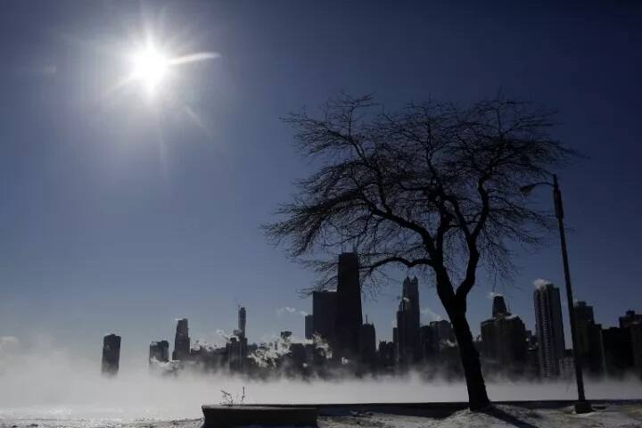 ਅਮਰੀਕਾ ਦੀ ਮੇਲ ਸੇਵਾ ਆਪਣੀ ਪ੍ਰਤੀਬੱਧਤਾ ਲਈ ਜਾਣੀ ਜਾਂਦੀ ਹੈ। ਮੌਸਮ ਜਾਂ ਕਿਸੇ ਹੋਰ ਗੱਲ ਦੀ ਪ੍ਰਵਾਹ ਕੀਤੇ ਬਗੈਰ ਦੇਸ਼ ਦੇ ਲੋਕਾਂ ਨੂੰ ਸਮੇਂ ਸਿਰ ਮੇਲ ਪੁੱਜ ਜਾਂਦੀ ਸੀ ਪਰ ਇਸ ਮੌਸਮ ਵਿੱਚ ਤਾਂ ਮੇਲ ਸੇਵਾ ਨੂੰ ਵੀ ਬੰਦ ਕਰ ਦਿੱਤਾ ਗਿਆ ਹੈ। 1500 ਉਡਾਣਾਂ ਰੱਦ ਕਰ ਦਿੱਤੀਆਂ ਗਈਆਂ ਹਨ। ਇਸ ਦੇ ਇਲਾਵਾ ਅਮਰੀਕੀ ਰੇਲ ਸੇਵਾ ਕੰਪਨੀ ਐਮਟ੍ਰੈਕ ਨੇ ਵੀ ਆਪਣੀਆਂ ਸੇਵਾਵਾਂ ਰੋਕ ਦਿੱਤੀਆਂ ਹਨ।