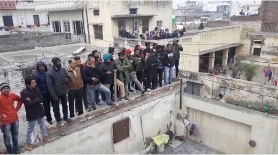 ਉਸ ਨੂੰ ਦੇਖਣ ਲਈ ਲੋਕ ਕੋਠਿਆਂ ’ਤੇ ਇਕੱਠੇ ਹੋ ਗਏ।