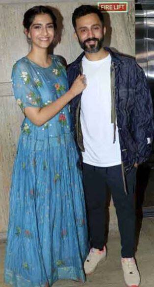 ਫ਼ਿਲਮ ਦੀ ਸਕਰੀਨਿੰਗ ‘ਚ ਅਕਸ਼ੈ ਕੁਮਾਰ ਤੇ ਟਵਿੰਕਲ ਖੰਨਾ ਵੀ ਆਏ। ਅਕਸ਼ੈ ਫ਼ਿਲਮ ਦੇਖਣ ਤੋਂ ਬਾਅਦ ਸੋਨਮ ਦੀ ਖੂਬ ਤਾਰੀਫ ਕਰਦੇ ਵੀ ਨਜ਼ਰ ਆਏ।