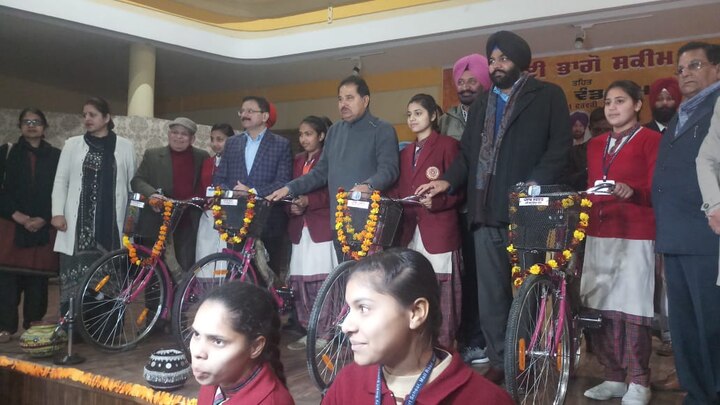 op soni distributed bicycles to girl students  ਕੈਪਟਨ ਨੇ ਵੀ ਸ਼ੁਰੂ ਕੀਤੀ ਬਾਦਲ ਸਰਕਾਰ ਵਾਲੀ ਸਕੀਮ