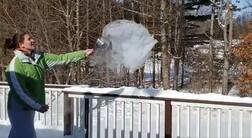 ਹਵਾ 'ਚ ਉਛਾਲਿਆ ਉੱਬਲਦਾ ਹੋਇਆ ਪਾਣੀ, ਅੱਖ ਦੇ ਫੋਰ 'ਚ ਬਣਿਆ ਬਰਫ਼, ਦੇਖੋ ਵੀਡੀਓਜ਼