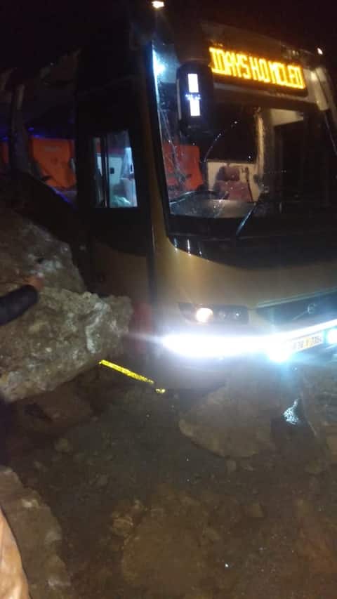 ਵੋਲਵੋ ਬੱਸ ਅੱਗੇ ਖਿਸਕਿਆ ਪਹਾੜ, ਵੇਖੋ ਤਸਵੀਰਾਂ ਵੋਲਵੋ ਬੱਸ ਅੱਗੇ ਖਿਸਕਿਆ ਪਹਾੜ, ਵੇਖੋ ਤਸਵੀਰਾਂ