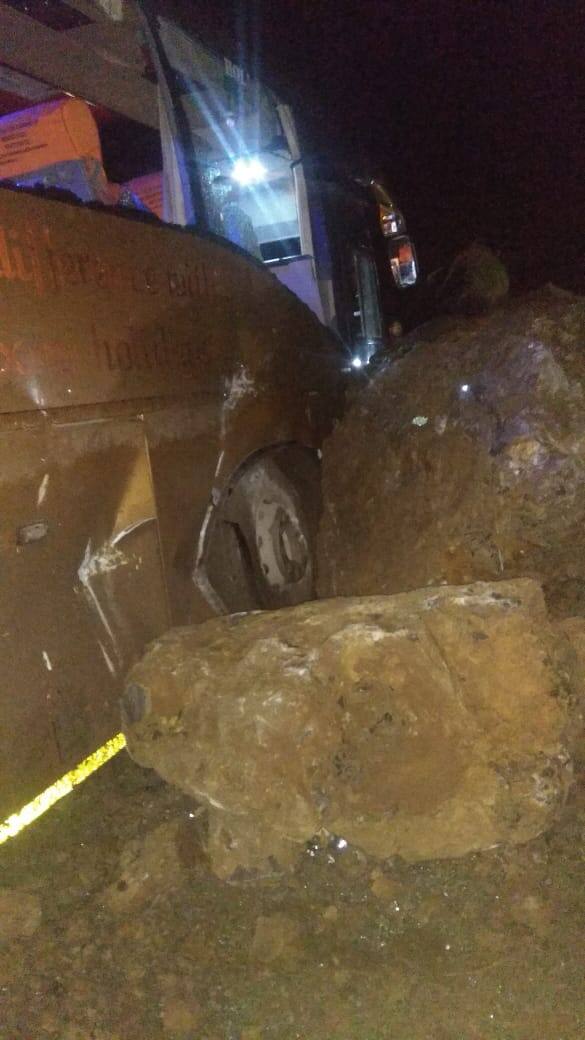 ਦਰਅਸਲ ਪਿਛਲੇ ਕੁਝ ਦਿਨਾਂ ਤੋਂ ਲਗਾਤਾਰ ਹੋ ਰਹੀ ਬਾਰਸ਼ ਕਰਕੇ ਵੀ ਪਹਾੜਾਂ ਤੋਂ ਪੱਥਰ ਖਿਸਕ ਰਹੇ ਹਨ।