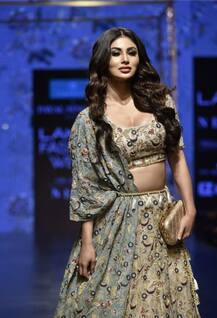 ‘ਗੋਲਡ’ ਸਟਾਰ ਮੌਨੀ ਰਾਏ ਦਾ ਰੈਂਪ ‘ਤੇ ਧਮਾਕਾ, ਵੇਖੋ ਤਸਵੀਰਾਂ