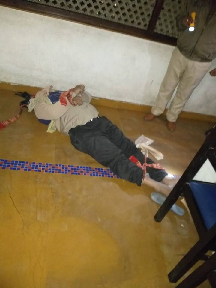 49 ਸਾਲ ਦੇ ਸਿਕਿਉਰਿਟੀ ਗਾਰਡ ਅਵਤਾਰ ਸਿੰਘ ਨੇ ਮੁੰਡਿਆਂ ਨੂੰ ਅੰਦਰ ਜਾਣ ਤੋਂ ਰੋਕਿਆ ਤਾਂ ਮੁੰਡਿਆਂ ਨੇ ਸਿਕਿਉਰਿਟੀ ਗਾਰਡ ਦੇ ਹੱਥ-ਪੈਰ ਬੰਨ੍ਹ ਦਿੱਤੇ।