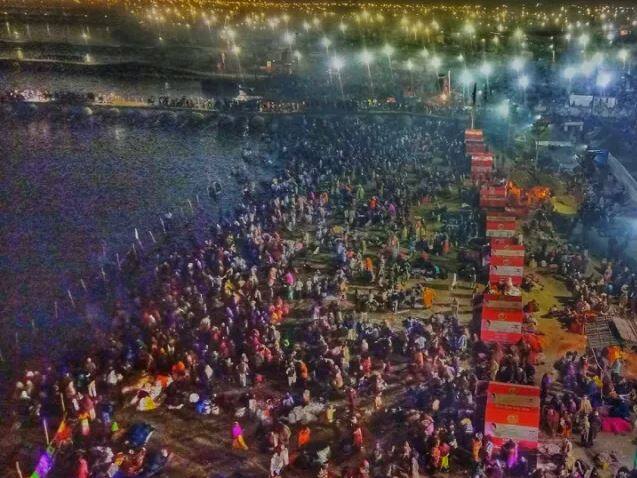 ਆਈਸੀਸੀ ਦੇ ਇੱਕ ਅਧਿਕਾਰੀ ਨੇ ਦੱਸਿਆ ਕਿ ਐਤਵਾਰ ਸ਼ਾਮ ਛੇ ਵਜੇ ਤਕ ਇੱਕ ਕਰੋੜ ਤੋਂ ਜ਼ਿਆਦਾ ਲੋਕਾਂ ਨੇ ਇਸ਼ਨਾਨ ਕੀਤਾ ਸੀ ਅਤੇ ਐਤਵਾਰ ਦੀ ਰਾਤ 12 ਵਜੇ ਤੋਂ ਸੋਮਵਾਰ ਸਵੇਰ ਸੱਤ ਵਜੇ ਤਕ ਇੱਕ ਕਰੋੜ ਤੋਂ ਜ਼ਿਆਦਾ ਲੋਕ ਸ਼ਾਹੀ ਇਸ਼ਨਾਨ ਕਰ ਚੁੱਕੇ ਹਨ।