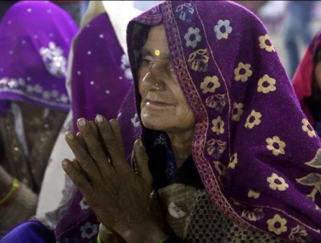 ਕੁੰਭ ਦੌਰਾਨ ਲੱਖਾਂ-ਕਰੋੜਾਂ ਲੋਕ ਆਪਣੇ ਦਿਲ ‘ਚ ਸ਼ਰਧਾ ਲੈ ਕੁੰਭ ‘ਚ ਪਹੁੰਚੇ ਹਨ। ਲੋਕ ਵੱਖ-ਵੱਖ ਨਜ਼ਾਰੇ ਦੇਖ ਰਹੇ ਹਨ ਅਤੇ ਸੰਗਮ ‘ਚ ਡੁਬਕੀ ਲੱਗਾ ਰਹੇ ਹਨ।