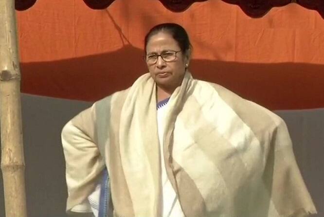 ਪੱਛਮੀ ਬੰਗਾਲ ਦੀ ਮੁੱਖ ਮੰਤਰੀ ਮਮਤਾ ਬੈਨਰਜੀ ਤੇ ਪ੍ਰਧਾਨ ਮੰਤਰੀ ਨਰੇਂਦਰ ਮੋਦੀ ਦਰਮਿਆਨ ਜਾਰੀ ਸਿਆਸੀ ਜੰਗ ਹੁਣ ਸੜਕ ਤਕ ਆ ਗਈ ਹੈ।