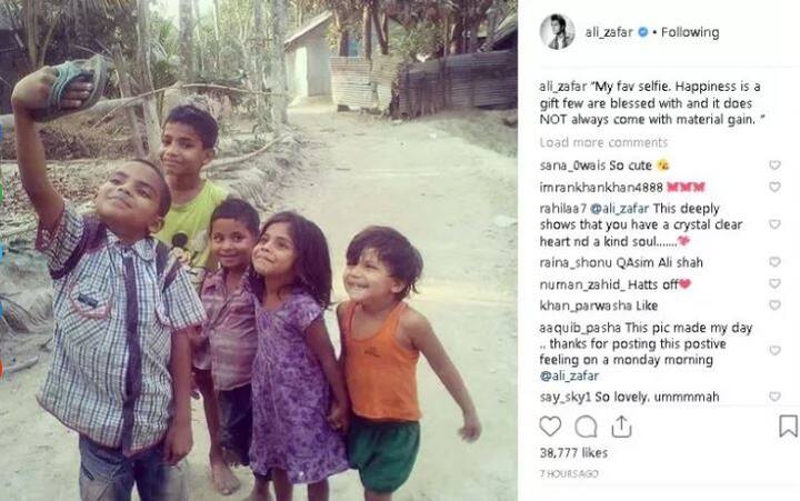 ਅਲੀ ਜ਼ਫਰ ਨੇ ਇਸ ਨੂੰ ਆਪਣੀ ਫੇਵਰੇਟ ਸੈਲਫੀ ਕਿਹਾ ਹੈ। ਇਸ ਦੇ ਨਾਲ ਹੀ ਕੈਪਸ਼ਨ ‘ਚ ਕਿਹਾ, “ਕੁਝ ਲੋਕਾਂ ਲਈ ਹੈੱਪੀਨੈੱਸ ਗੌਡਗਿਫਟ ਹੈ। ਇਹ ਹਮੇਸ਼ਾਂ ਬਨਾਉਟੀ ਚੀਜ਼ਾਂ ਨਾਲ ਨਹੀਂ ਆਉਂਦੀ।”