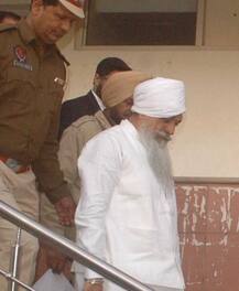 ਵਿਜੀਲੈਂਸ ਨੇ ਕੱਸਿਆ ਬਾਦਲਾਂ ਦੇ ਕਰੀਬੀ \'ਤੇ ਸ਼ਿਕੰਜਾ, ਪਰਿਵਾਰ ਸਣੇ ਰੂਪੋਸ਼