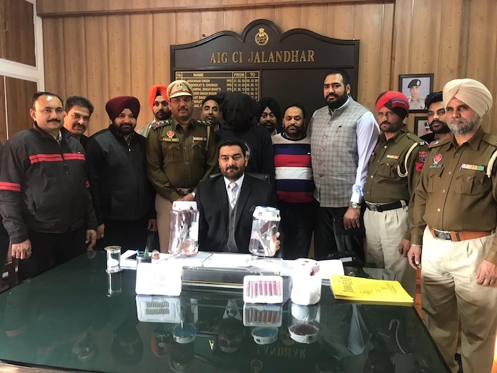 gangster channa hoshiarpuria arrested by police    ਬਦਮਾਸ਼ ਚੰਨਾ ਹੁਸ਼ਿਆਰਪੁਰੀਆ ਨਸ਼ੇ ਤੇ ਹਥਿਆਰਾਂ ਸਣੇ ਪੁਲਿਸ ਅੜਿੱਕੇ