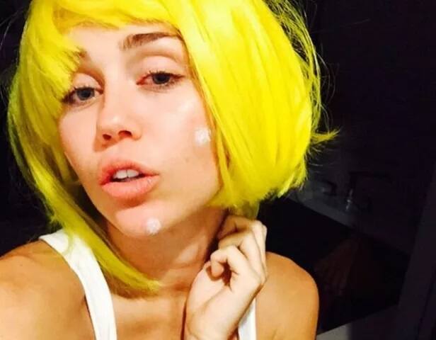 ਗਾਇਕਾ ਤੇ ਅਦਾਕਾਰਾ ਮਾਈਲੀ ਸਾਈਰਸ ਨੂੰ ਵੀ ਚਮੜੀ ਦੀ ਪ੍ਰੇਸ਼ਾਨੀ ਹੋ ਚੁੱਕੀ ਹੈ। 