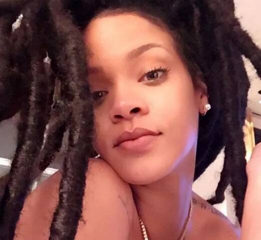 ਗਾਇਕਾ ਰਿਹਾਨਾ ਨੇ ਵੀ ਇੰਟਰਵਿਊ ਵਿੱਚ ਦੱਸਿਆ ਕਿ ਪੀਰੀਅਡਸ ਦੌਰਾਨ ਹਰ ਮਹੀਨੇ ਉਸ ਦੇ ਚਿਹਰੇ ’ਤੇ ਪਿੰਪਲ ਆ ਜਾਂਦੇ ਹਨ। ਉਸ ਸਮੇਂ ਉਹ ਬੇਹੱਦ ਖ਼ਰਾਬ ਮੂਡ ਵਿੱਚ ਰਹਿੰਦੀ ਹੈ।