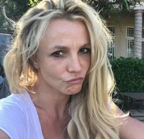 ਗਾਇਕਾ ਬ੍ਰਿਟਨੀ ਸਪੀਅਰਸ ਦਾ ਕਹਿਣਾ ਹੈ ਕਿ ਉਹ ਪਿੰਪਲਜ਼ ਦੀ ਸਮੱਸਿਆ ਤੋਂ ਬਚਣ ਲਈ ਲੇਜ਼ਰ ਰਿਸਰਫੇਸਿੰਗ ਤੇ ਸ਼ੂਗਰ-ਫ੍ਰੀ ਡਾਈਟ ਲੈਂਦੀ ਹੈ।