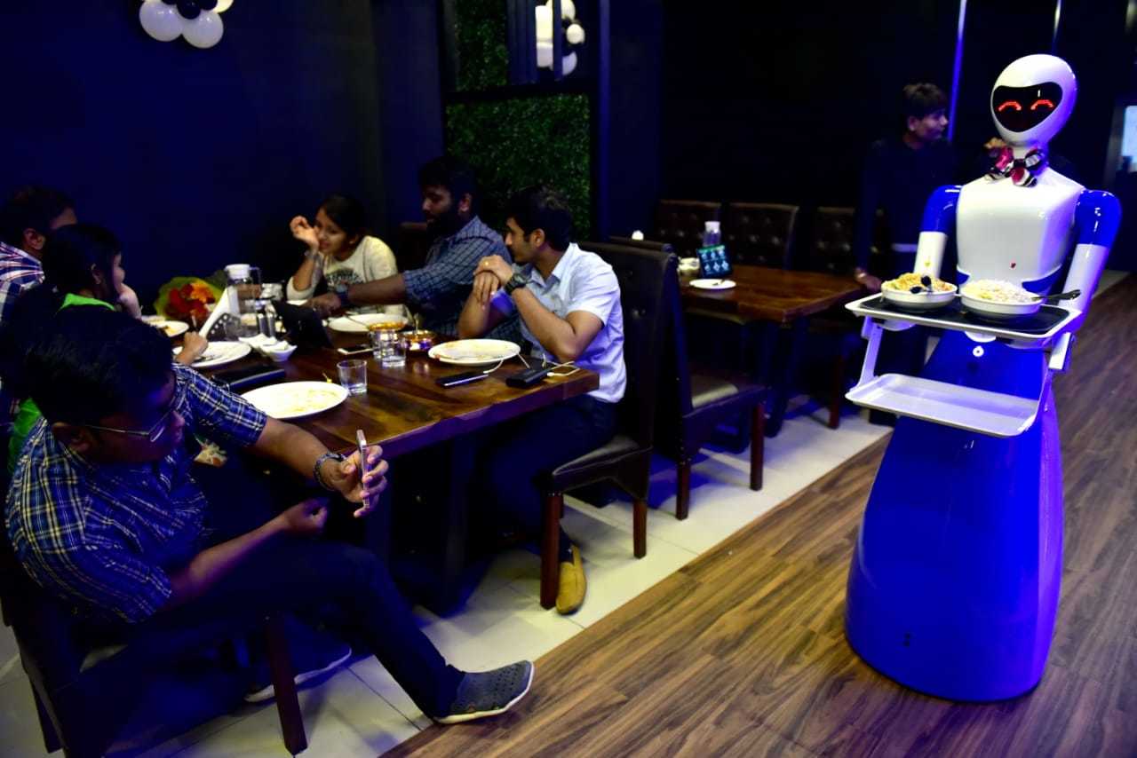 ਭਾਰਤ ‘ਚ ਖੁੱਲ੍ਹਿਆ ਪਹਿਲਾ ਰੋਬੋਟਿਕ ਰੈਸਟੋਰੈਂਟ, ਸਾਰੇ ਕੰਮ ਰੋਬੋਟ ਹੀ ਕਰਨਗੇ