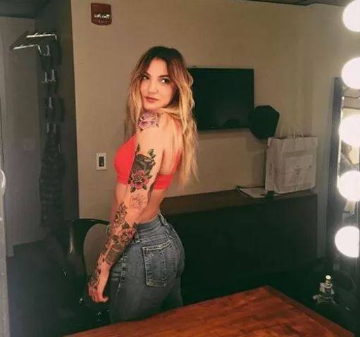 ਅਨੁਸ਼ਕਾ ਦੀ ਹਮਸ਼ਕਲ ਕੋਈ ਹੋਰ ਨਹੀਂ ਸਗੋਂ ਅਮਰੀਕਨ ਸਿੰਗਰ ਜੂਲੀਆ ਮਿਸ਼ੇਲ ਹੈ।