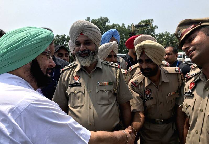 ਕੋਰੋਨਾ ਨਾਲ ਜੰਗ ਲੜਨ ਵਾਲੇ ਪੁਲਿਸ ਮੁਲਾਜ਼ਮਾਂ ਨੂੰ ਕੈਪਟਨ ਸਰਕਾਰ ਦਾ ਤੋਹਫਾ, ਅਗਲੇ ਹਫਤੇ ਤੋਂ ਨਵੀਂ ਪਾਲਿਸੀ Captain Sarkar's gift to policemen fighting corona, new policy from next week ਕੋਰੋਨਾ ਨਾਲ ਜੰਗ ਲੜਨ ਵਾਲੇ ਪੁਲਿਸ ਮੁਲਾਜ਼ਮਾਂ ਨੂੰ ਕੈਪਟਨ ਸਰਕਾਰ ਦਾ ਤੋਹਫਾ, ਅਗਲੇ ਹਫਤੇ ਤੋਂ ਨਵੀਂ ਪਾਲਿਸੀ