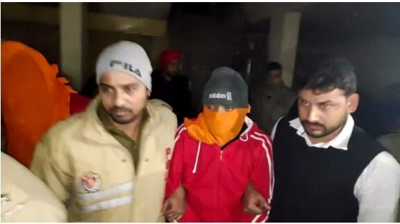 one gangster killed two arrested by punjab police in zirakpur ਮੁਹਾਲੀ ’ਚ ਗੈਂਗਸਟਰ ਮੁਕਾਬਲੇ ਦੌਰਾਨ ਦੋ ਬੱਚੀਆਂ ਵੀ ਜਖ਼ਮੀ, ਹਸਪਤਾਲ ਦਾਖ਼ਲ