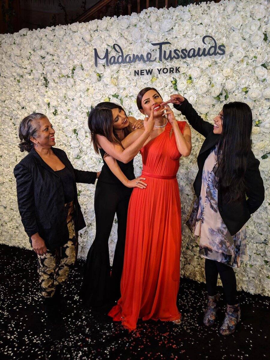 Priyanka Chopra gets her first-ever wax statue at Madame Tussauds ਮੈਡਮ ਤੁਸਾਦ ਦੇ ਮਿਊਜ਼ਿਅਮ ਪਹੁੰਚੀ ਪ੍ਰਿਅੰਕਾ, ਚਹਿਰੇ ਤੋਂ ਝਲਕੀ ਖੁਸ਼ੀ