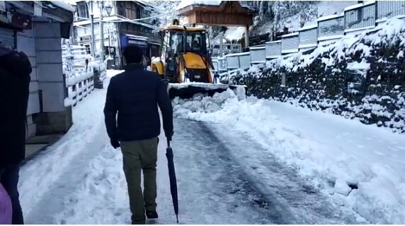 heavy snowfall in shimla road closed no electricity eatables supply suspended  ਸ਼ਿਮਲਾ ’ਚ ਆਫ਼ਤ ਬਣੀ ਬਰਫ਼! ਸੜਕਾਂ ਬੰਦ, ਬਿਜਲੀ ਗੁੱਲ, ਦੁੱਧ ਤੇ ਬ੍ਰੈਡ ਦੀ ਸਪਲਾਈ ਰੁਕੀ