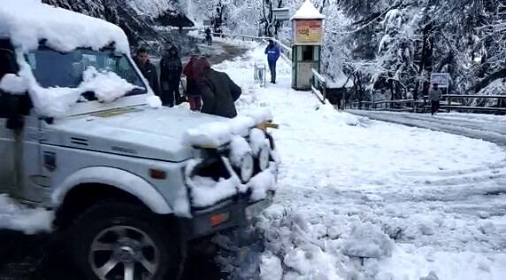 ਉੱਧਰ ਸੈਲਾਨੀ ਇਸ ਬਰਫ਼ਬਾਰੀ ਦਾ ਕਾਫੀ ਆਨੰਦ ਮਾਣ ਰਹੇ ਹਨ।