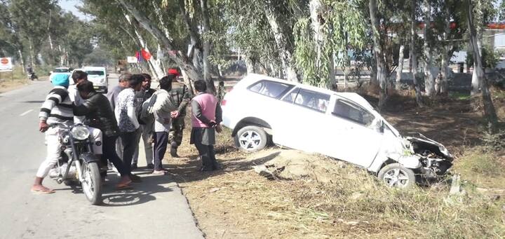 ਟੱਕਰ ਮਗਰੋਂ ਇਨੋਵਾ ਕਾਰ ਸਫੈਦੇ ਨਾਲ ਟਕਰਾ ਗਈ।