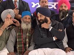 ਅਕਾਲੀਆਂ ਦੀ ਸਟੇਜ 'ਤੇ ਕਾਂਗਰਸ ਦੇ ਪੋਸਟਰ ਕਿਸਾਨ ਨੇ ਲਾਈਆਂ ਰੌਣਕਾਂ, ਕੈਪਟਨ 'ਤੇ ਲਾਏ ਵਾਅਦਾਖਿਲਾਫੀ ਦੇ ਇਲਜ਼ਾਮ