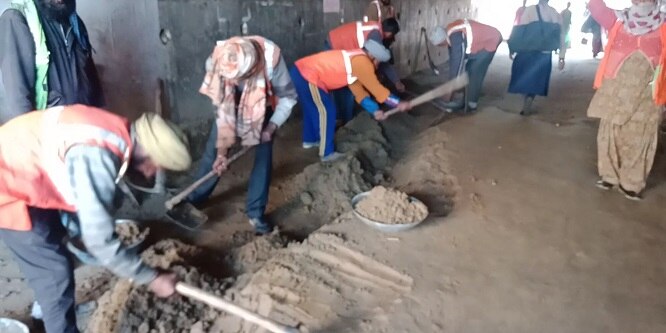 ਪੁਲ ਦੀ ਮੁਰੰਮਤ ਦਾ ਕੰਮ ਸ਼ੁਰੂ ਹੋ ਗਿਆ ਹੈ, ਜਿਸ ਕਾਰਨ ਆਵਾਜਾਈ ਇੱਥੇ ਬੰਦ ਕੀਤੀ ਗਈ ਹੈ। 