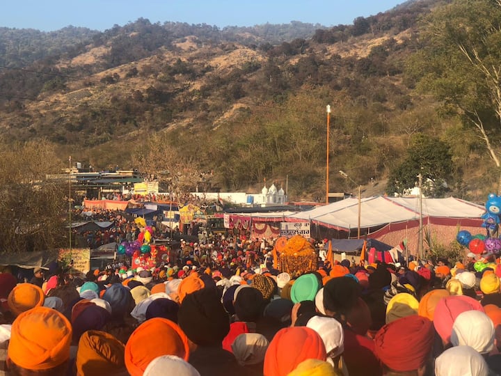 ਗੁਰਦੁਆਰਾ ਗੁਰੂ ਕੇ ਮਹਿਲ ਜੋ ਦਸਮ ਪਾਤਸ਼ਾਹ ਦਾ ਨਿਵਾਸ ਅਸਥਾਨ ਹੋਇਆਂ ਕਰਦਾ ਸੀ ਉਸ ਅਸਥਾਨ ਤੋਂ ਨਗਰ ਕੀਰਤਨ ਦੇ ਰੂਪ ਚ ਬਰਾਤ ਗੁਰਦੁਆਰਾ ਸੇਹਰਾ ਸਾਹਿਬ ਪਹੁੰਚੀ, ਜਿੱਥੇ ਧਾਰਮਿਕ ਦੀਵਾਨ ਸਜਾਉਣ ਉਪਰੰਤ ਪਾਵਨ ਪਾਲਕੀ ਨੂੰ ਚਲੀ ਆ ਰਹੀ ਮਰਿਆਦਾ ਅਨੁਸਾਰ ਸੰਗਤਾ ਗੁਰੂ ਦਾ ਹਰ ਜੱਸ ਕਰਦੀਆਂ ਗੁਰੂ ਕੇ ਲਾਹੌਰ ਲੈ ਕੇ ਪਹੁੰਚੀਆਂ।