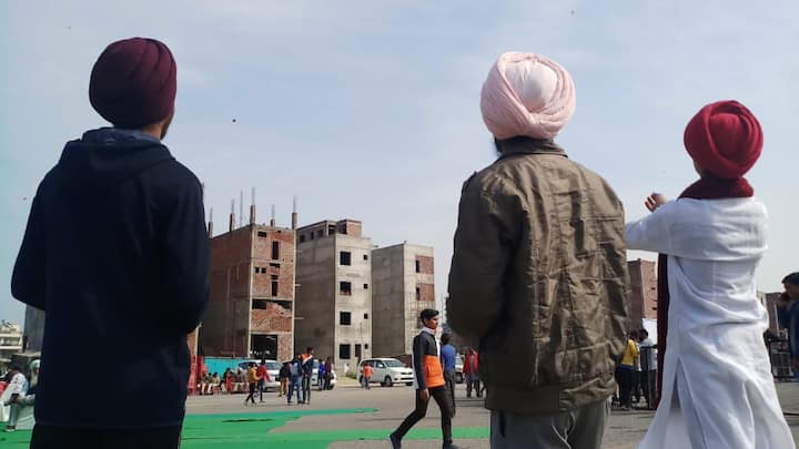 ਇਸ ਮੌਕੇ ਨੌਜਵਾਨ ਪਤੰਗਬਾਜ਼ੀ ਦਾ ਆਨੰਦ ਮਾਣਦੇ ਨਜ਼ਰ ਆਏ।