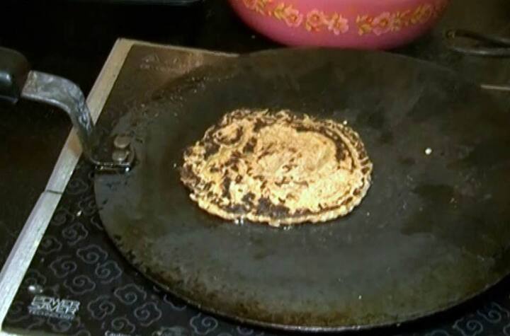  ਲੇਪ ਨੂੰ ਸਿੱਧਾ ਤਵੇ 'ਤੇ ਪਾ ਕੇ ਪੂੜੇ ਪਕਾਉਣ ਵਾਂਗ ਪਕਾ ਲਈ ਜਾਂਦੀ ਹੈ।