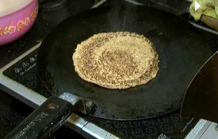 ਗੁਰਦੇਵ ਸਿੰਘ ਦਾ ਦਾਅਵਾ ਹੈ ਕਿ ਇਹ ਰੋਟੀ ਰਿਵਾਇਤੀ ਤਰੀਕੇ ਨਾਲ ਆਟੇ ਨੂੰ ਗੁੰਨ੍ਹ ਕੇ ਤਿਆਰ ਰੋਟੀ ਤੋਂ 33 ਫੀਸਦ ਵੱਧ ਤਾਕਤਵਰ ਹੈ ਤੇ ਇਸ ਵਿੱਚ ਖੁਰਾਕੀ ਤੱਤ ਵੀ ਵਧ ਜਾਂਦੇ ਹਨ। ਮਾਨ ਕੌਰ ਲਈ ਰੋਟੀ ਤਿਆਰ ਕਰਨ ਲਈ ਗੁਰਦੇਵ ਸਿੰਘ ਨੇ ਕਈ ਸਾਰੇ ਡੱਬਿਆਂ ਵਿੱਚ ਕਣਕ ਪੁੰਗਰਨੀ ਰੱਖੀ ਹੋਈ ਹੈ ਅਤੇ ਜਿਵੇਂ ਹੀ ਕਣਕ ਪੁੰਗਰ ਜਾਂਦੀ ਹੈ, ਇਸ ਨੂੰ ਫਰਿੱਜ ਵਿੱਚ ਰੱਖ ਲਿਆ ਜਾਂਦਾ ਹੈ ਅਤੇ ਰੋਟੀ ਪਕਾਉਣ ਤੋਂ ਪਹਿਲੋਂ ਕੱਢ ਕੇ ਲੇਪ ਤਿਆਰ ਕਰ ਲਿਆ ਜਾਂਦਾ ਹੈ।