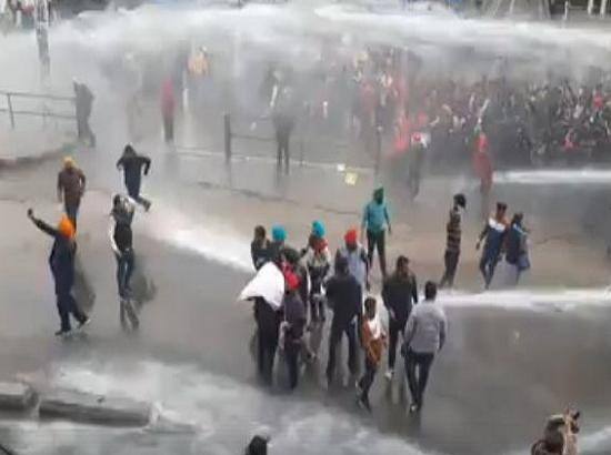 ਬਸੰਤ ਪੰਚਮੀ ਮੌਕੇ ਕੈਪਟਨ ਸਰਕਾਰ ਨੇ ਭਿਓਂ-ਭਿਓਂ ਕੁੱਟੇ ਅਧਿਆਪਕ protest at patiala teachers scattered by water canon and lathicharge ਬਸੰਤ ਪੰਚਮੀ ਮੌਕੇ ਕੈਪਟਨ ਸਰਕਾਰ ਨੇ ਭਿਓਂ-ਭਿਓਂ ਕੁੱਟੇ ਅਧਿਆਪਕ