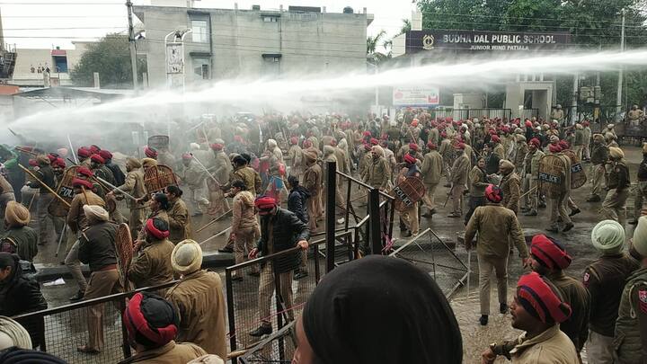 ਇਸ ਦੇ ਨਾਲ ਹੀ ਅਧਿਆਪਕ ਤਨਖ਼ਾਹਾਂ ਦੀਆਂ ਕਟੌਤੀਆਂ, ਕੱਚੇ ਅਧਿਆਪਕਾਂ ਦੀਆਂ ਸੇਵਾਵਾਂ ਵਿਭਾਗ ਵਿੱਚ ਲਿਆ ਕੇ ਪੂਰੀਆਂ ਤਨਖਾਹਾਂ ‘ਤੇ ਪੱਕੇ ਨਾ ਕਰਨ, ਸੰਘਰਸ਼ੀ ਅਧਿਆਪਕਾਂ ਨੂੰ ਨਿਸ਼ਾਨੇ 'ਤੇ ਰੱਖਣ, ਮਹਿੰਗਾਈ ਭੱਤੇ ਦੀਆਂ ਬਕਾਇਆ ਪੰਜ ਕਿਸ਼ਤਾਂ ‘ਚੋਂ ਕੇਵਲ ਇੱਕ ਕਿਸ਼ਤ ਦੇ ਕੇ ਮੁਲਾਜ਼ਮਾਂ ਦੇ ਜਖਮਾਂ ‘ਤੇ ਲੂਣ ਛਿੜਕਣ, ਛੇਵੇਂ ਤਨਖਾਹ ਕਮਿਸ਼ਨ ਦੀ ਰਿਪੋਰਟ ਨਾ ਜਾਰੀ ਕਰਨ ਦੇ ਵਿਰੋਧ ਵਿੱਚ ਪ੍ਰਦਰਸ਼ਨ ਕਰ ਰਹੇ ਸਨ। 
