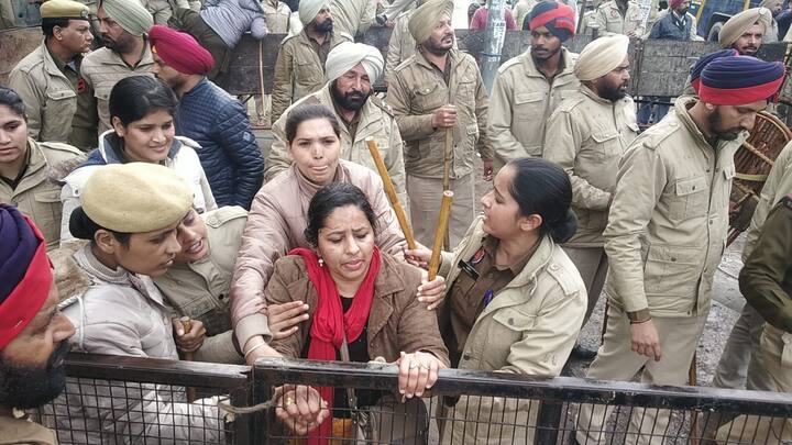ਪੁਲਿਸ ਕਾਰਵਾਈ ਮਗਰੋਂ ਅਧਿਪਕਾਂ ਦੇ ਫੱਟੜ ਹੋਣ ਦੀ ਵੀ ਖ਼ਬਰ ਹੈ।