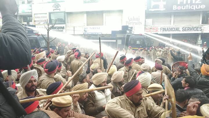 ਮੁੱਖ ਮੰਤਰੀ ਕੈਪਟਨ ਅਮਰਿੰਦਰ ਸਿੰਘ ਵੱਲੋਂ ਅਧਿਆਪਕਾਂ ਨੂੰ ਲਗਾਤਾਰ 10 ਵਾਰ ਮੀਟਿੰਗ ਦਾ ਸਮਾਂ ਦੇ ਕੇ ਗੱਲਬਾਤ ਨਾ ਕਰਨ ਦਾ ਵੀ ਅਧਿਆਪਕਾਂ ਨੂੰ ਰੋਸ ਹੈ। ਪਰ ਅੱਜ ਤਿਓਹਾਰ ਵਾਲੇ ਦਿਨ ਅਧਿਆਪਕਾਂ ਨੂੰ ਕੈਪਟਨ ਸਰਕਾਰ ਦੇ ਹਿੰਸਕ ਰਵੱਈਏ ਦਾ ਸ਼ਿਕਾਰ ਹੋਣਾ ਪਿਆ ਹੈ। 