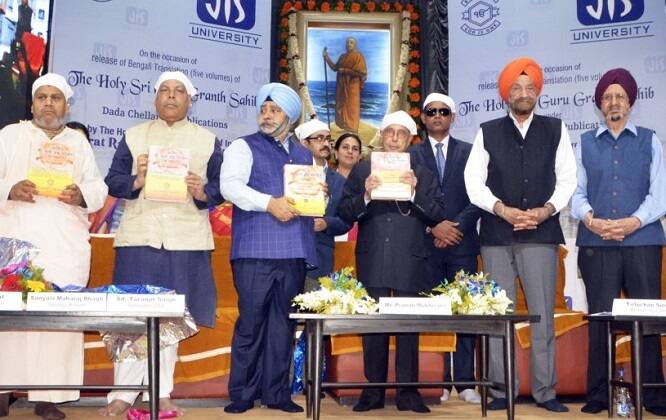 10 ਗੁਰੂਆਂ ਦੀ ਬਾਣੀ ਨੂੰ ਬੰਗਾਲੀ ਵਿੱਚ ਅਨੁਵਾਦਿਤ ਕਰਨ ਲਈ ਚਾਇਓਨ ਘੋਸ਼ ਤੇ ਝੁਮਾ ਘੋਸ਼ ਨੂੰ ਚਾਰ ਸਾਲਾਂ ਤੋਂ ਵੀ ਵੱਧ ਸਮਾਂ ਲੱਗਾ।