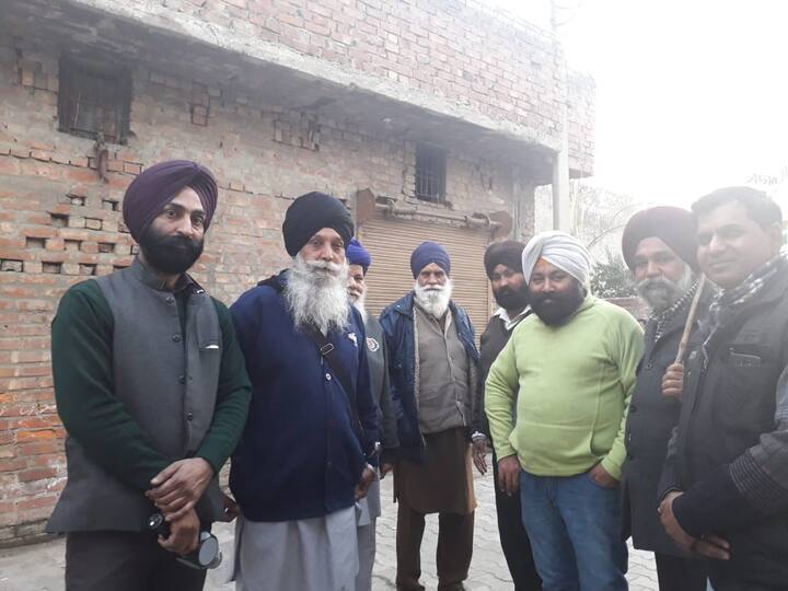 ਇਸ ਮੌਕੇ ਟੀਮ ਨੇ ਘਰ-ਘਰ ਜਾ ਕੇ ਲੋਕਾਂ ਦੀਆਂ ਬਿਜਲੀ ਨਾਲ ਸਬੰਧਤ ਸਮੱਸਿਆਵਾਂ ਸੁਣੀਆਂ।