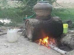 ਦੇਸੀ ਸ਼ਰਾਬ ਕੱਢਣ ਲੱਗਿਆਂ ਇਸ ਗ਼ਲਤੀ ਕਰਕੇ ਜ਼ਹਿਰੀਲੀ ਬਣ ਜਾਂਦੀ ਸ਼ਰਾਬ