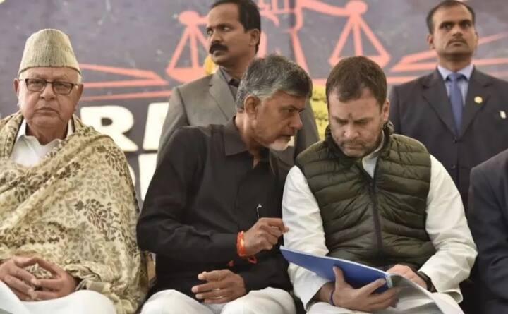 ਹਾਲ ਹੀ ਵਿੱਚ ਦੇਸ਼ ਦੇ ਤਿੰਨ ਅਜਿਹੇ ਮੁੱਖ ਮੰਤਰੀ ਰਹੇ ਜਿਨ੍ਹਾਂ ਨੇ ਸੂਬੇ ਦੇ ਮੁਖੀ ਹੋਣ ਦੇ ਬਾਵਜੂਦ ਵੱਖ-ਵੱਖ ਮੰਗਾਂ ਦੀ ਪੂਰਤੀ ਲਈ ਧਰਨਾ ਦੇ ਦਿੱਤਾ। ਇਨ੍ਹਾਂ ਵਿੱਚ ਆਂਧਰ ਪ੍ਰਦੇਸ਼ ਦੇ ਮੁੱਖ ਮੰਤਰੀ ਚੰਦਰਬਾਬੂ ਨਾਇਡੂ, ਪੱਛਮੀ ਬੰਗਾਲ ਦੀ ਮੁੱਖ ਮੰਤਰੀ ਮਮਤਾ ਬੈਨਰਜੀ ਤੇ ਦਿੱਲੀ ਦੇ ਮੁੱਖ ਮੰਤਰੀ ਅਰਵਿੰਦ ਕੇਜਰੀਵਾਲ ਹਨ। ਇਨ੍ਹਾਂ ਮੁੱਖ ਮੰਤਰੀਆਂ ਦੇ ਵਿਰੋਧ ਪ੍ਰਦਰਸ਼ਨ ਨੇ ਲੋਕਾਂ ਦਾ ਧਿਆਨ ਖ਼ੂਬ ਆਪਣੇ ਪਾਸੇ ਖਿੱਚਿਆ।