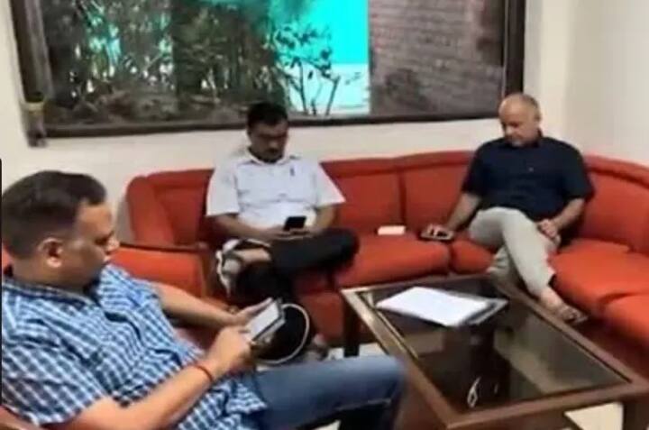 ਇਨ੍ਹਾਂ ਤੋਂ ਇਲਾਵਾ ਦਿੱਲੀ ਦੇ ਮੁੱਖ ਮੰਤਰੀ ਅਰਵਿੰਦ ਕੇਜਰੀਵਾਲ ਆਪਣੇ ਅਹੁਦੇ 'ਤੇ ਰਹਿੰਦੇ ਹੋਏ ਕਈ ਵਾਰ ਧਰਨਾ-ਪ੍ਰਦਰਸ਼ਨ ਕਰ ਚੁੱਕੇ ਹਨ। ਹਾਲ ਹੀ ਵਿੱਚ ਉਹ ਉਪ-ਰਾਜਪਾਲ ਅਨਿਲ ਬੈਜਲ ਦੇ ਦਫ਼ਤਰ ਵਿੱਚ ਧਰਨੇ 'ਤੇ ਬੈਠ ਗਏ ਸਨ। ਇਸ ਧਰਨੇ ਪਿੱਛੇ ਉਨ੍ਹਾਂ ਦਾ ਇਲਜ਼ਾਮ ਸੀ ਕਿ ਦਿੱਲੀ ਦੇ ਅਧਿਕਾਰੀ ਕੰਮ ਨਹੀਂ ਕਰ ਰਹੇ ਹਨ।