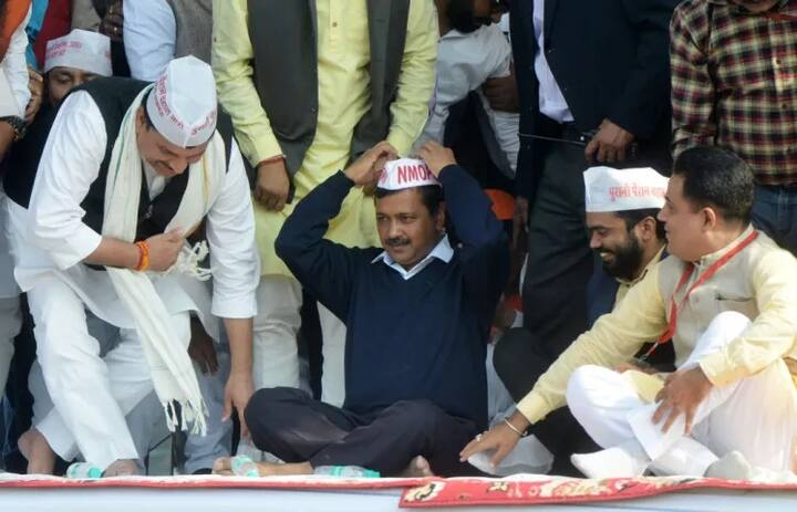 ਇਸ ਮਗਰੋਂ ਕੇਜਰੀਵਾਲ ਨੇ ਆਪਣੇ ਆਈਏਐਸ ਅਧਿਕਾਰੀਆਂ ਨਾਲ ਬੈਠਕ ਕੀਤੀ ਤੇ ਅਫਸਰਾਂ ਨੇ ਕੰਮਕਾਜ ਵਿੱਚ ਸਹਿਯੋਗ ਦਾ ਭਰੋਸਾ ਦਿੱਤਾ ਸੀ।