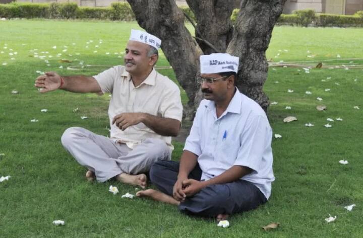 ਉੱਥੇ, ਕੇਜਰੀਵਾਲ ਨੇ ਸਾਲ 2014 ਵਿੱਚ ਵੀ ਮੁੱਖ ਮੰਤਰੀ ਰਹਿੰਦਿਆਂ ਧਰਨਾ ਦਿੱਤਾ ਸੀ। ਇਸ ਵਿੱਚ ਉਨ੍ਹਾਂ ਦਿੱਲੀ ਪੁਲਿਸ ਦਾ ਕੰਟ੍ਰੋਲ ਸਰਕਾਰ ਨੂੰ ਦੇਣ ਤੇ ਪੁਲਿਸ ਸੁਧਾਰਾਂ ਦੀ ਮੰਗ ਮੁੱਖ ਸੀ। ਇਸ ਦੌਰਾਨ ਕੇਜਰੀਵਾਲ ਦਿੱਲੀ ਦੀਆਂ ਸੜਕਾਂ 'ਤੇ ਵੀ ਸੁੱਤੇ ਸਨ।